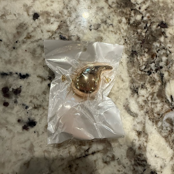 *BRAND NEW NEVER WORN* Gold Teardrop Earrings - Picture 3 of 4